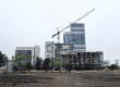 Строительная площадка жилого высотного дома с башенным краном и бетонным каркасом