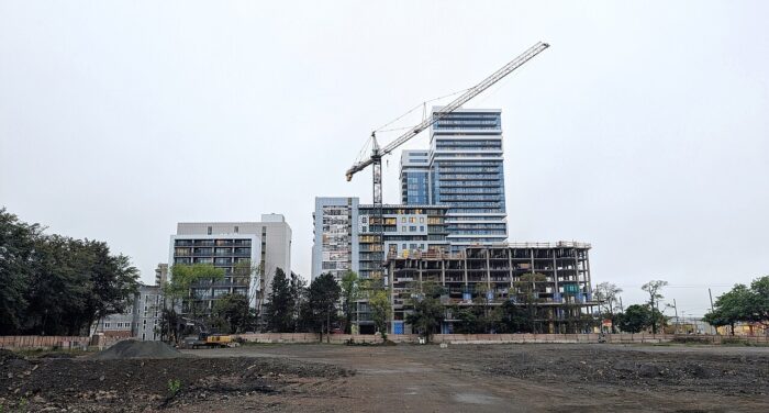 Monitoring the construction of a residential complex with 3D tours Строительная площадка жилого высотного дома с башенным краном и бетонным каркасом